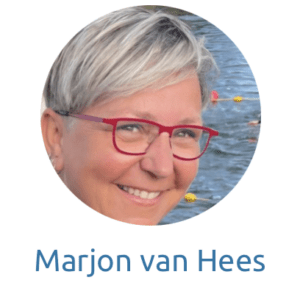 Vrouw met kort haar en bril.